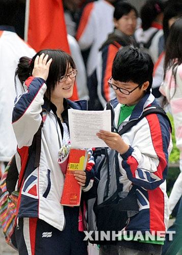 4月8日,在南京市人民中学考点参加考试的考生进场前抓紧时间复习。 当日,为期两天的2008年江苏省普通高中学业水平测试必修科目考试开始举行,全省57.5万考生参加考试。从2008年开始,江苏省实施“3(语文、数学、外语)+学业水平测试+综合素质评价”的高考新方案。由于学业水平测试的成绩将成为高考录取依据之一,因而被称为“小高考”。按规定,每个高中学生可有两次参加学业水平测试的机会,分别在高二和高三年级下学期,取两次的最好成绩。 新华社记者孙参摄