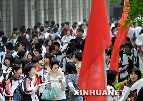 4月8日,考生们在南京市人民中学考点等候进场。 当日,为期两天的2008年江苏省普通高中学业水平测试必修科目考试开始举行,全省57.5万考生参加考试。从2008年开始,江苏省实施“3(语文、数学、外语)+学业水平测试+综合素质评价”的高考新方案。由于学业水平测试的成绩将成为高考录取依据之一,因而被称为“小高考”。按规定,每个高中学生可有两次参加学业水平测试的机会,分别在高二和高三年级下学期,取两次的最好成绩。 新华社记者孙参摄