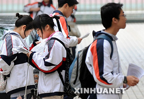 4月8日,在南京市人民中学考点参加考试的考生进场前抓紧时间复习。 当日,为期两天的2008年江苏省普通高中学业水平测试必修科目考试开始举行,全省57.5万考生参加考试。从2008年开始,江苏省实施“3(语文、数学、外语)+学业水平测试+综合素质评价”的高考新方案。由于学业水平测试的成绩将成为高考录取依据之一,因而被称为“小高考”。按规定,每个高中学生可有两次参加学业水平测试的机会,分别在高二和高三年级下学期,取两次的最好成绩。 新华社记者孙参摄